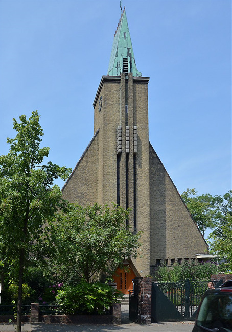 De voorzijde van de kerk waarop de verticale lijnen domineren
              <br/>
              Richard Keijzer, 2014-07-10